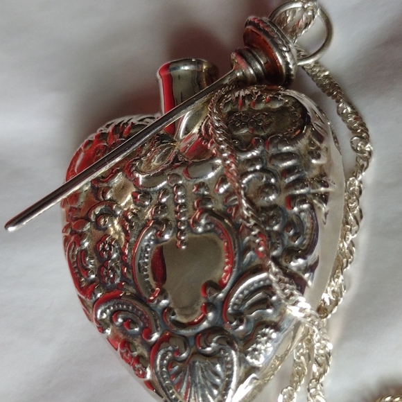 Stupendous Sterling Large Lady's Perfume Heart Fla - Picture 6 of 15